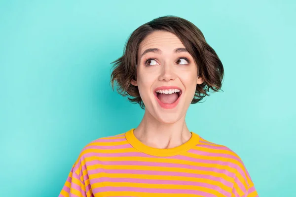 Retrato de atraente menina alegre de cabelos castanhos grande notícia cópia espaço isolado sobre brilhante teal turquesa cor de fundo — Fotografia de Stock