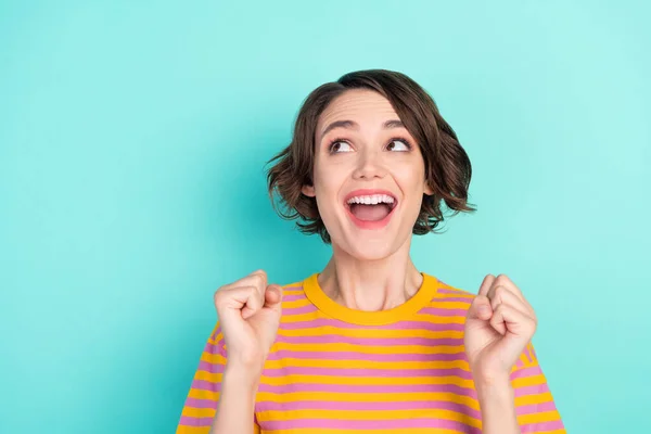 Retrato de chica curiosa alegre atractiva que se divierte solución de gran suerte espacio de copia aislado sobre fondo de color turquesa verde azulado brillante — Foto de Stock