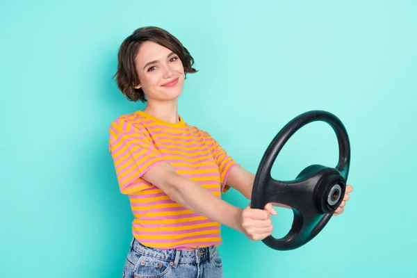 Bild av ganska charmig ung kvinna klädd randig t-shirt körning bil ser tomt utrymme isolerad teal färg bakgrund — Stockfoto