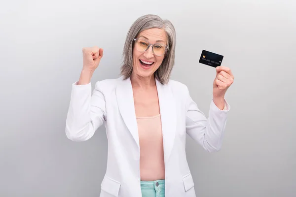 Foto de penteado branco legal envelhecido líder senhora segurar cartão desgaste óculos casaco isolado no fundo de cor cinza — Fotografia de Stock