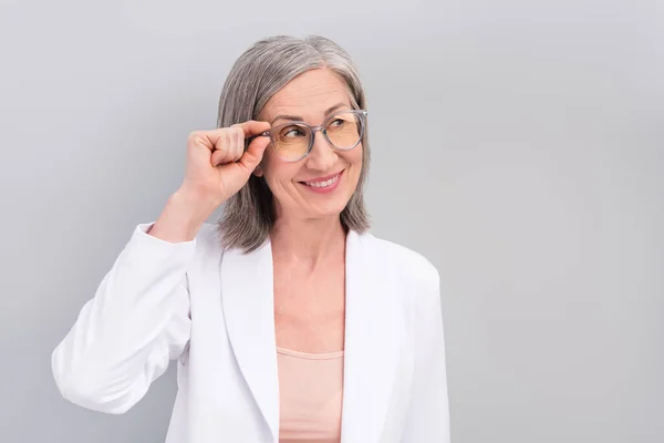 Foto de curioso peinado blanco señora anciana look promo desgaste gafas chaqueta aislado sobre fondo de color gris —  Fotos de Stock