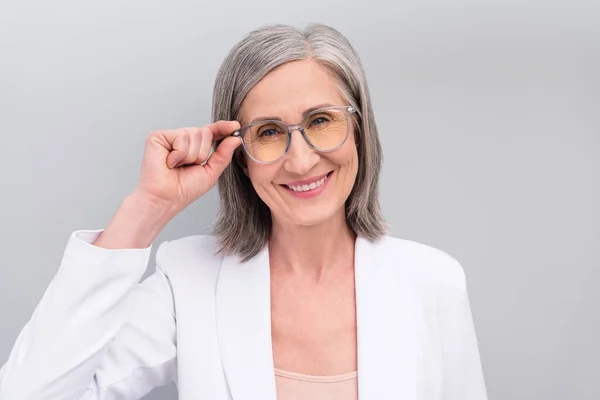 Foto de la señora mayor peinado blanco fresco tratar gafas chaqueta aislado en fondo de color gris —  Fotos de Stock