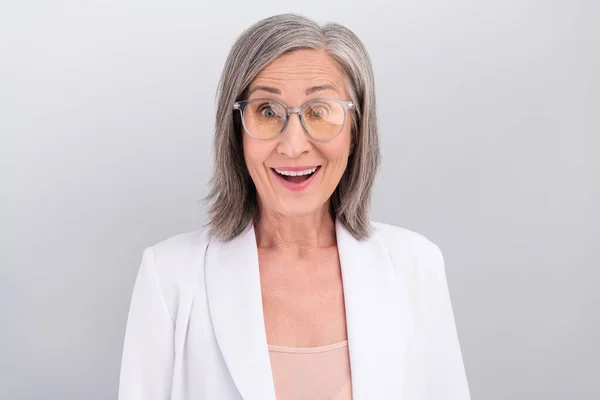 Bild av imponerad vit frisyr gammal dam ser bära glasögon jacka isolerad på grå färg bakgrund — Stockfoto