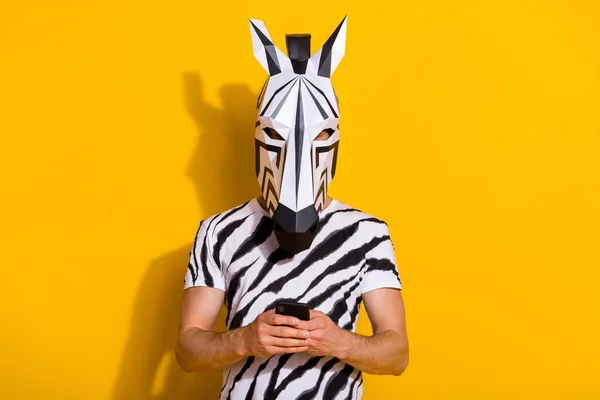 Foto van blogger zebra guy gebruik smartphone typen e-mail vrienden delen nieuws geïsoleerd over heldere kleur achtergrond — Stockfoto