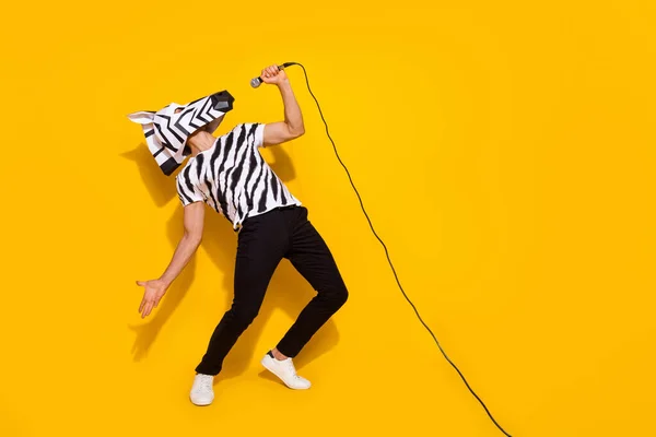 Foto von Freak berühmten Sänger in Zebramaske singen Mikrofonklang isoliert über helle gelbe Farbe Hintergrund in voller Länge — Stockfoto
