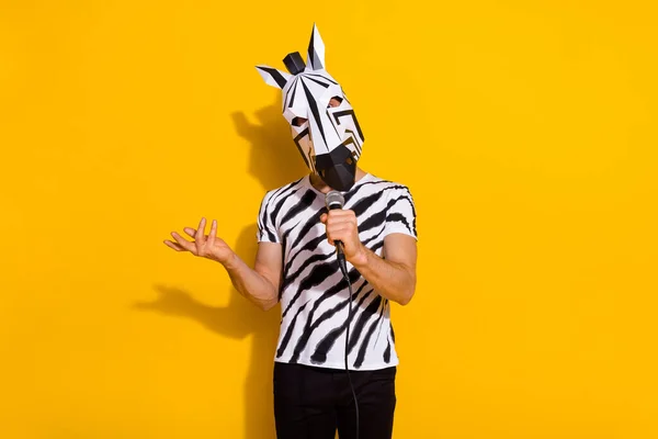 Foto des Komikers Kerl im Zebra-Kostüm präsentieren Thema halloween Veranstaltung sprechen Mikrofon isoliert über gelben Farbhintergrund — Stockfoto