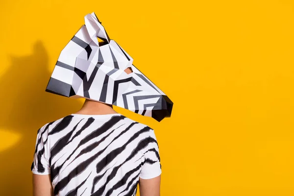 Foto del lado del perfil del chico inusual en la máscara de cebra mirada espacio vacío festival de animales promo aislado sobre fondo de color amarillo — Foto de Stock