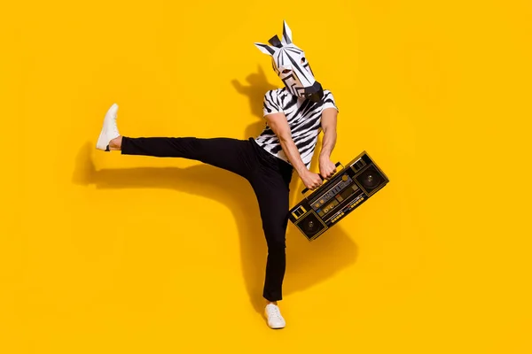 Foto von positiven funky Kerl gekleidet wildes Tier Kostüm tanzen hält Boom Box isoliert gelbe Farbe Hintergrund — Stockfoto