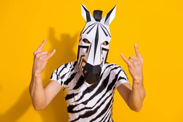 Foto von seltsamen anonymen Kerl Zebra dj genießen Punk-Rockmusik zeigen Hörner Symbol isoliert über helle gelbe Farbe Hintergrund — Stockfoto