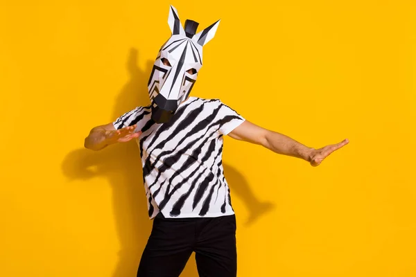 Foto van bizarre authentieke man in zebra masker dans tonen zijn individualiteit geïsoleerd over geel glans kleur achtergrond — Stockfoto