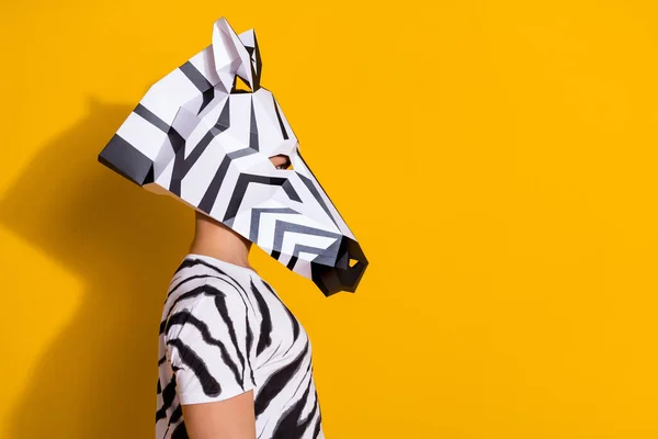 Foto von selbstbewussten lustigen Mann tragen Zebra-Print T-Shirt-Maske suchen leeren Raum isoliert gelbe Farbe Hintergrund — Stockfoto