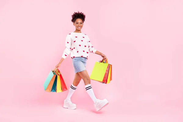 Full body profile photo of cute brunette millennial lady go shopping wear pullover skirt κάλτσες sneakers απομονωμένες σε ροζ φόντο — Φωτογραφία Αρχείου