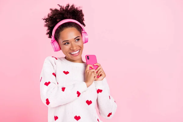 Photo of youth african lady wondered look empty space rhythm wireless earphones isolated over pink color background — Stock Photo, Image
