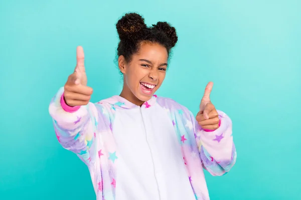 Foto de jovem menina negra alegre indicar dedos escolher enganar isolado sobre fundo cor teal — Fotografia de Stock