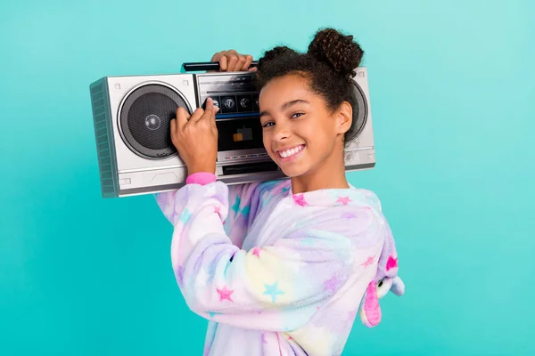 Foto del lado del perfil de la joven afro niña mantenga boom box radio de sonido hacer más fuerte aislado sobre fondo de color turquesa —  Fotos de Stock