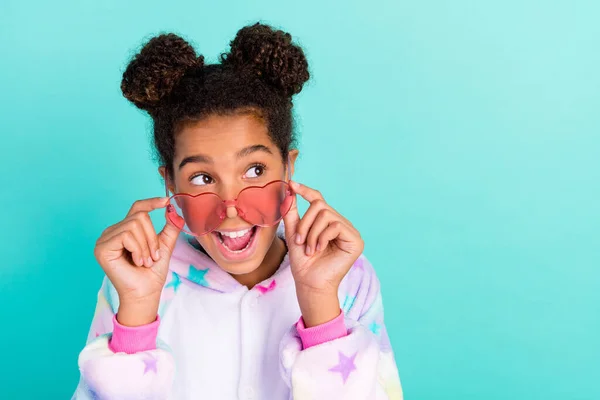 Foto de afroamericano soñador feliz elegante niña de moda usan gafas ropa de dormir aislado en el fondo de color verde azulado —  Fotos de Stock