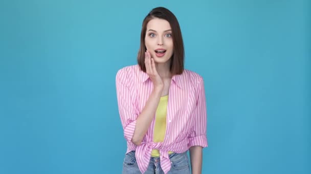 Extatische dame vuisten omhoog vieren geluk bereiken geïsoleerde blauwe kleur achtergrond — Stockvideo