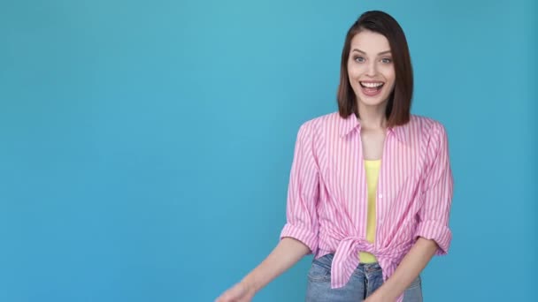 Lady promotér bod ruka prázdný prostor inzeruje izolované modré barvy pozadí — Stock video