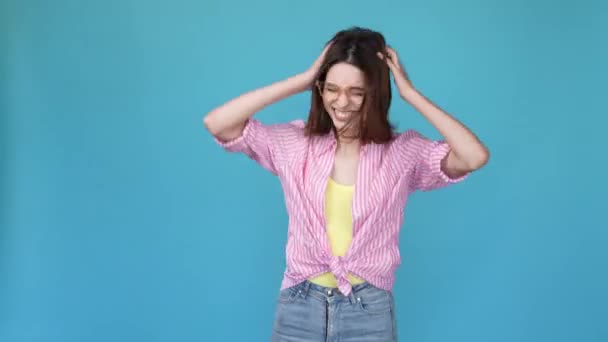 Energético senhora dança boate ativo isolado azul cor fundo — Vídeo de Stock