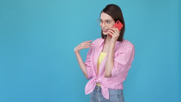 Positieve slimme dame call device zeggen vertel grappen geïsoleerde blauwe kleur achtergrond — Stockvideo