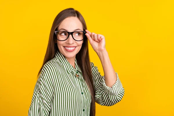 Profil sida foto av ung kvinna hand beröring glasögon ser tomt utrymme smart marknadsförare isolerad över gul färg bakgrund — Stockfoto