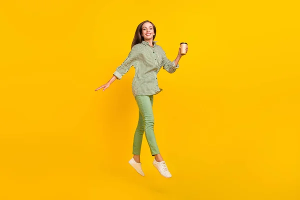 Profil complet du corps photo de côté de la jeune jolie femme sauter aller boire latte americano Voyage isolé sur fond de couleur jaune — Photo