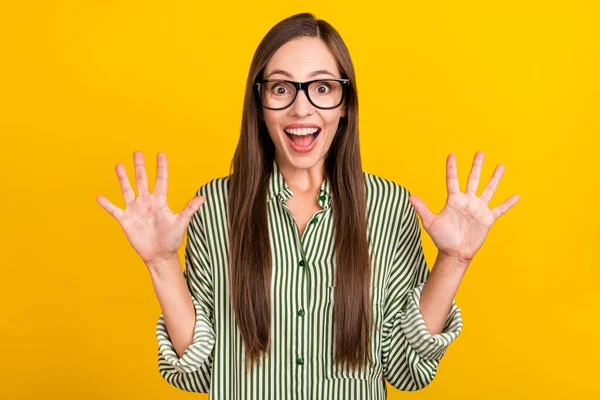 Foto av ung upphetsad kvinna visa handflator information rabatt glasögon isolerade över gul färg bakgrund — Stockfoto