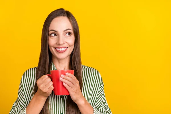Φωτογραφία της νεαρής χαρούμενης κυρίας περίεργη ματιά κενό χώρο απολαύσετε latte απομονώνονται σε κίτρινο χρώμα φόντο — Φωτογραφία Αρχείου