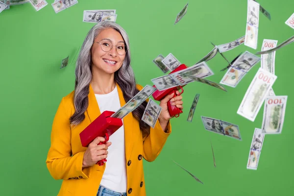 Fénykép a vidám szép nő jó hangulat elköltött pénzt gazdag nyerni lottó elszigetelt zöld színű háttér — Stock Fotó