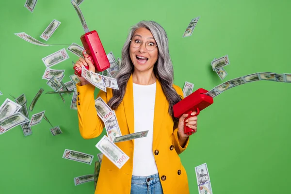 Fénykép az izgatott idős nő jó szórakozást derék pénz gazdag levegő készpénz elszigetelt zöld színű háttér — Stock Fotó