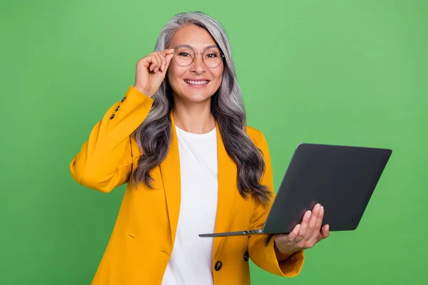 Foto di senior intelligente signora occhiali uso laptop formazione capo officina capo isolato su sfondo di colore verde — Foto Stock