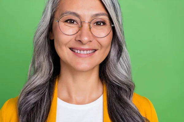 Foto recortada de la clínica de protección de la cavidad de las gafas de señora alegre senior aislado sobre fondo de color verde —  Fotos de Stock