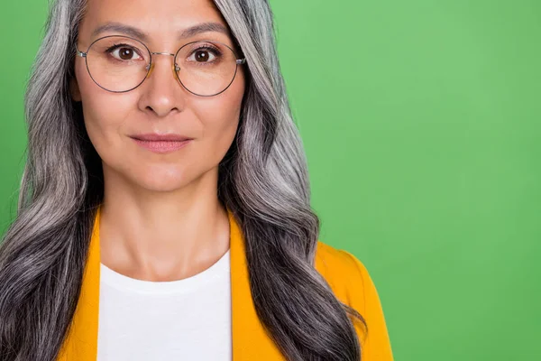 Ritagliato foto di donna matura intelligente casuale occhiali sfida agismo isolato su sfondo di colore verde — Foto Stock