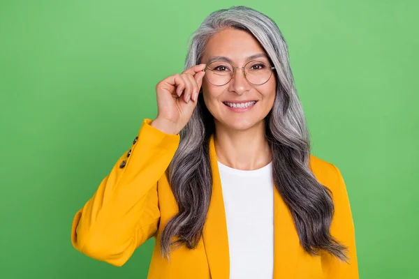 Foto de mujer jubilada inteligente gafas banquero inversor jefe financiero aislado sobre fondo de color verde —  Fotos de Stock