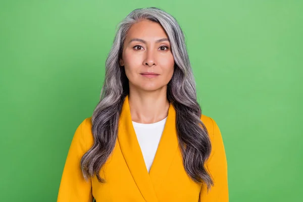 Foto von Senior hübsche Dame Ökonom Financier smart lässig gewellte Frisur isoliert über grüne Farbe Hintergrund — Stockfoto