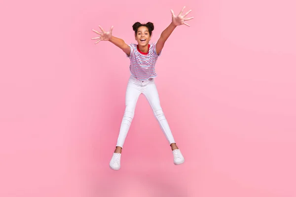 Foto de longitud completa de morena de pelo africano americano con estilo de moda chica sorprendida desgaste casual salto traje aislado sobre fondo de color rosa —  Fotos de Stock