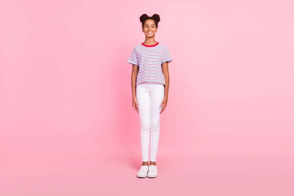 Foto de cuerpo entero de chica afroamericana buen humor traje casual sonrisa aislada sobre fondo de color rosa — Foto de Stock
