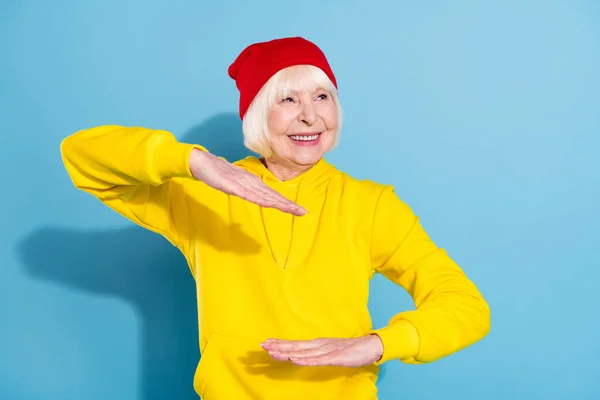 Foto di sognante felice bella vecchia donna sguardo vuoto spazio danza funky isolato su sfondo di colore blu pastello — Foto Stock