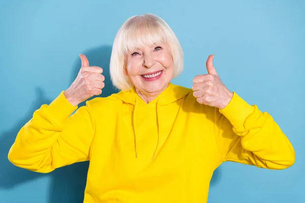 Fotografie veselé staré ženy, aby palce nahoru doporučit inzerát dohodnout izolované na pastelové modré barvy pozadí — Stock fotografie
