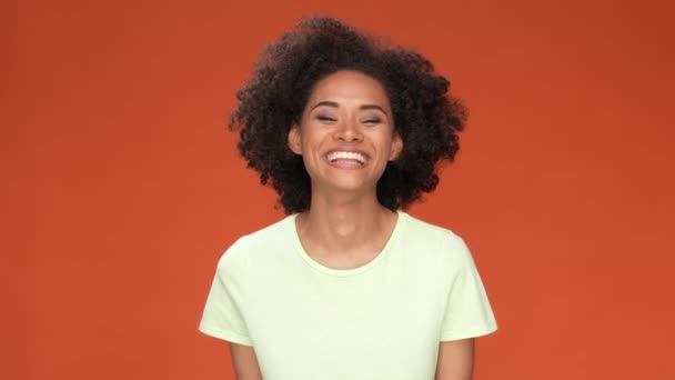 Senhora da moda fazer foto mãos língua fora isolado cor escarlate fundo — Vídeo de Stock