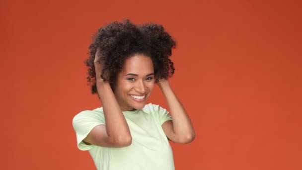 Linda senhora desfrutar de corte de cabelo sedoso isolado cor de tijolo laranja escuro fundo — Vídeo de Stock