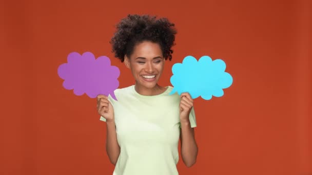 Dame halten Papier Wolke sprechen Neuheit isoliert Beere Ziegel Farbe Hintergrund — Stockvideo