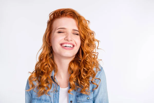 Foto di felice bella allegra positiva giovane donna occhi chiusi ondulati capelli rossi isolati su sfondo di colore grigio — Foto Stock