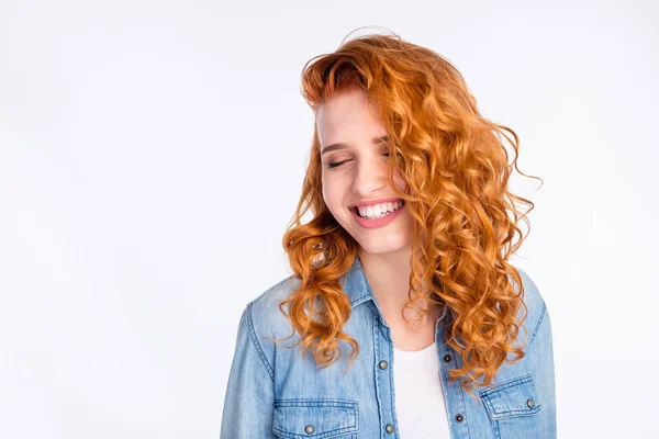 Foto de atractiva alegre mujer joven ojos cerrados sonrisa desgaste ropa casual aislado sobre fondo de color gris — Foto de Stock