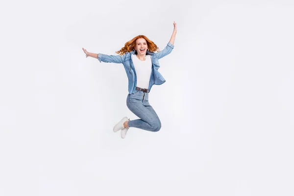 Foto de comprimento total de atraente jovem mulher agradável saltar para cima viagens de humor feliz isolado no fundo de cor cinza — Fotografia de Stock