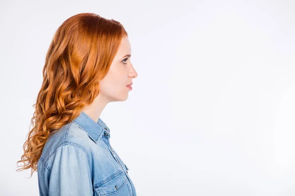 Profil côté photo de attrayant jeune femme regarder vide espace sérieux visage cheveux rouges isolés sur fond de couleur grise — Photo