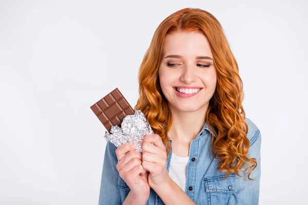 Фото мечтательно голодная счастливая молодая женщина выглядеть шоколадный укус зубы губы изолированы на сером фоне цвета — стоковое фото