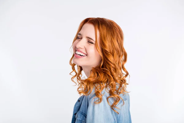 Фотографія чарівної красивої молодої жінки гарний настрій посмішка червоне волосся ізольовано на сірому кольоровому фоні — стокове фото