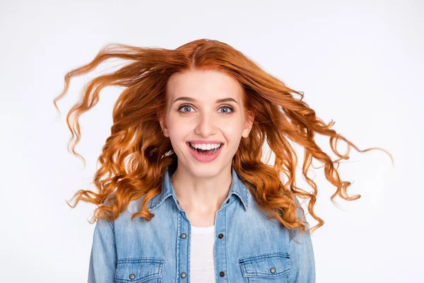 Φωτογραφία από έκπληκτος, ενθουσιασμένος νεαρή γυναίκα χαμόγελο καλή διάθεση μύγα μαλλιά πώληση ειδήσεων απομονώνονται σε γκρι φόντο χρώμα — Φωτογραφία Αρχείου