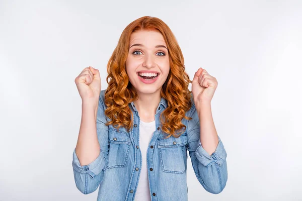 Photo de joyeux positif jeune femme lever les poings gagnant choqué nouvelles isolé sur fond de couleur grise — Photo